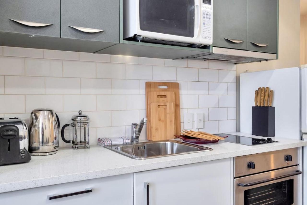 Urban Deco Apartment On Queen Street Auckland Bagian luar foto