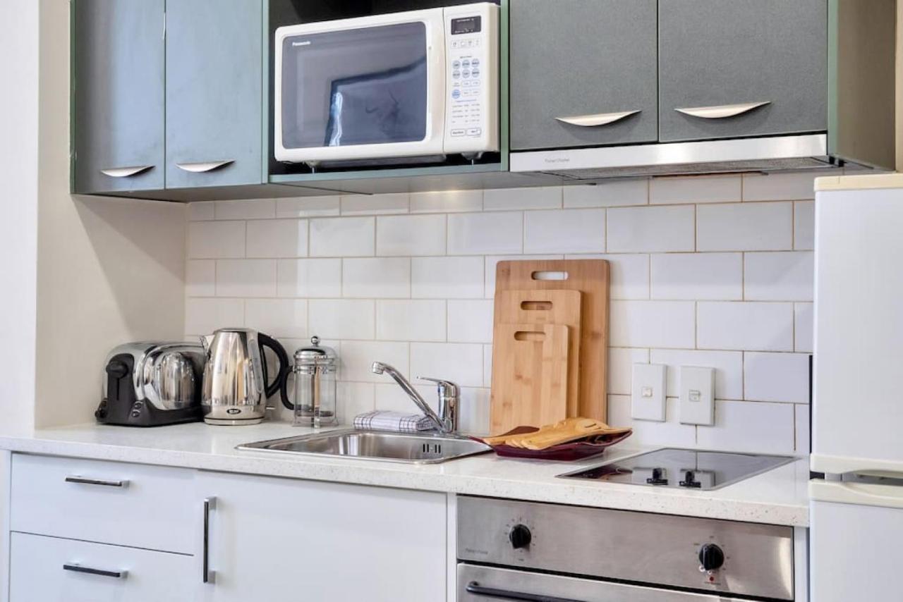 Urban Deco Apartment On Queen Street Auckland Bagian luar foto