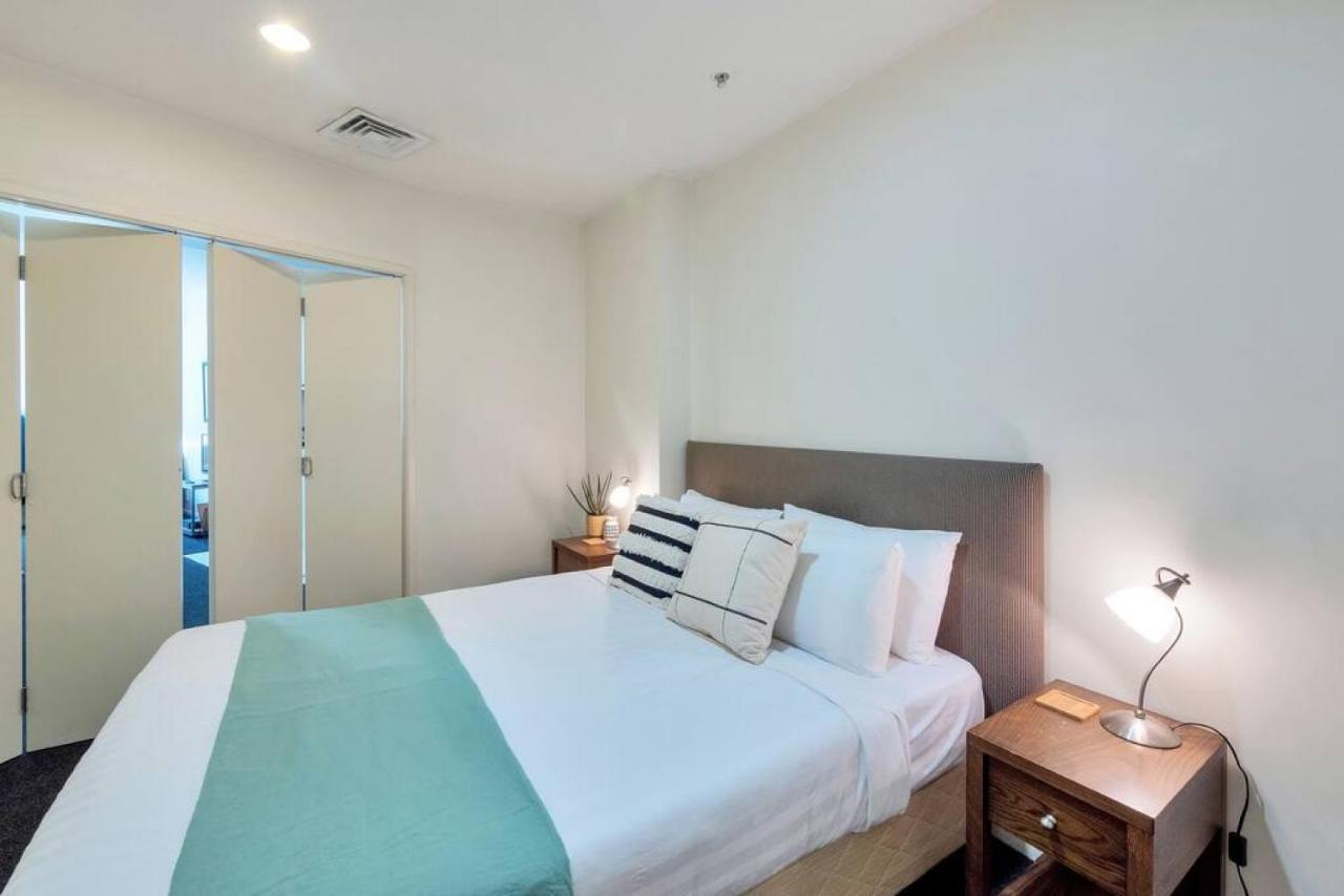 Urban Deco Apartment On Queen Street Auckland Bagian luar foto