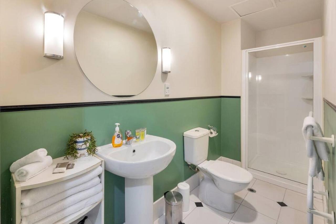Urban Deco Apartment On Queen Street Auckland Bagian luar foto