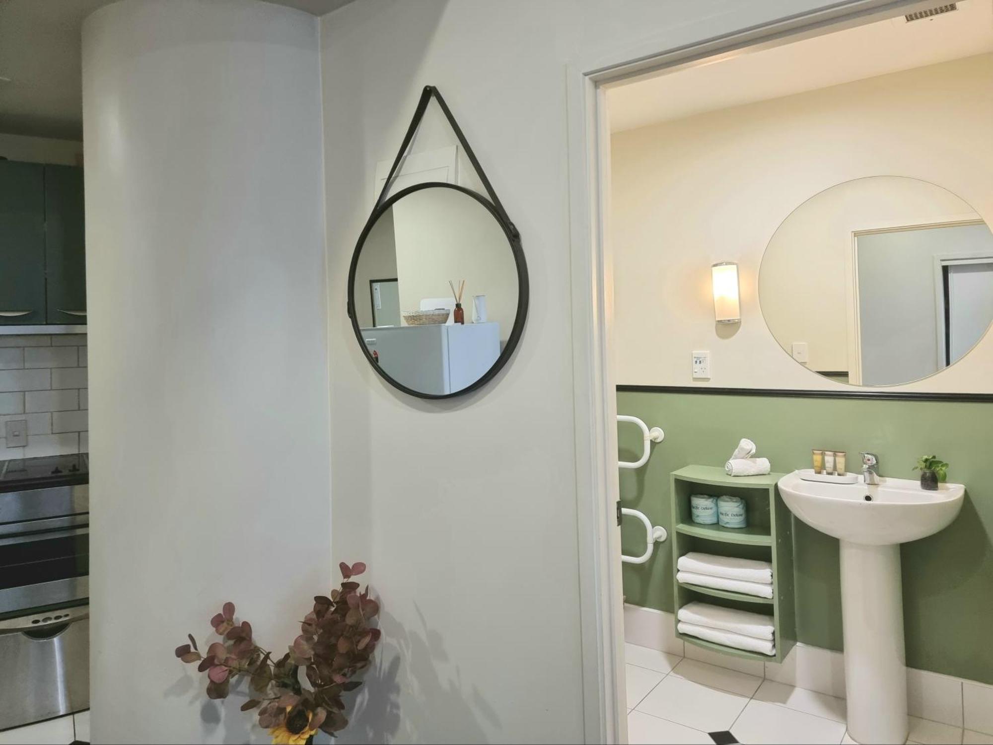 Urban Deco Apartment On Queen Street Auckland Ruang foto