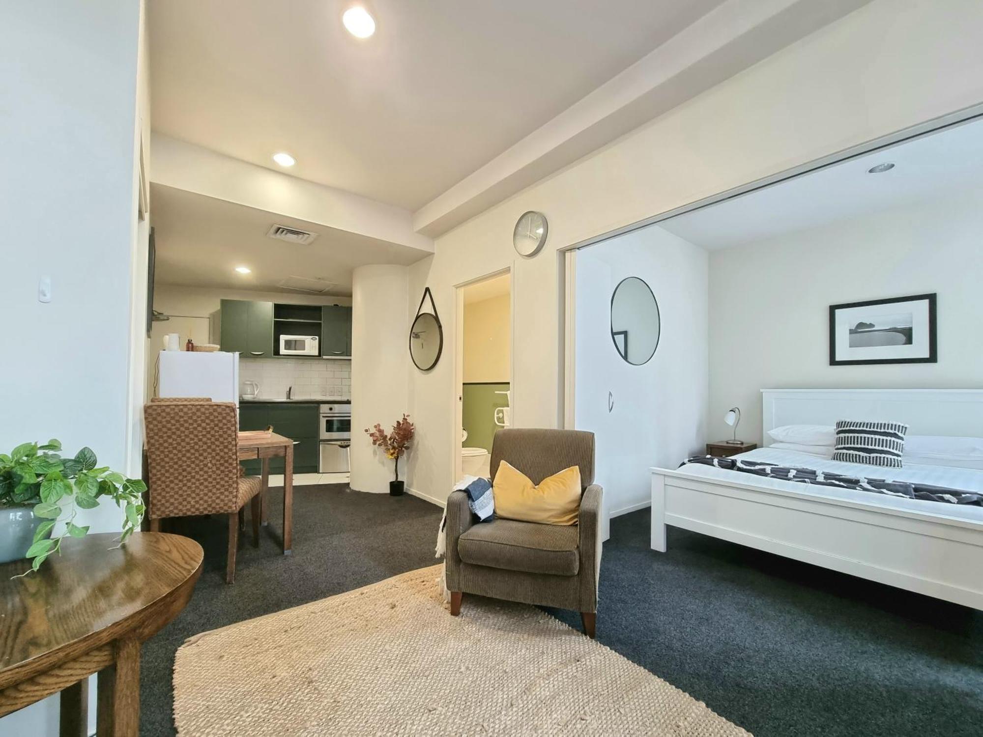 Urban Deco Apartment On Queen Street Auckland Ruang foto